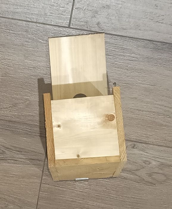 Karmnik budka lęgowa domek dla ptaków z drewna