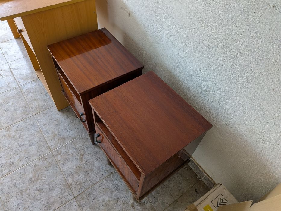 2 mesas de cabeceira