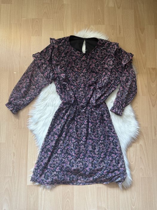 Fioletowa sukienka w kwiaty z długim rękawem na codzien do pracy