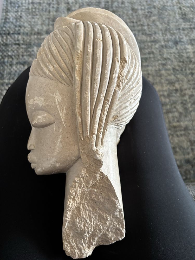 Bonita escultura africana em pedra. Original, com algumas imperfeições