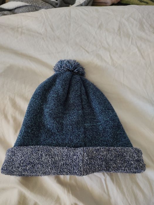 Sprzedam czapkę z pomponem