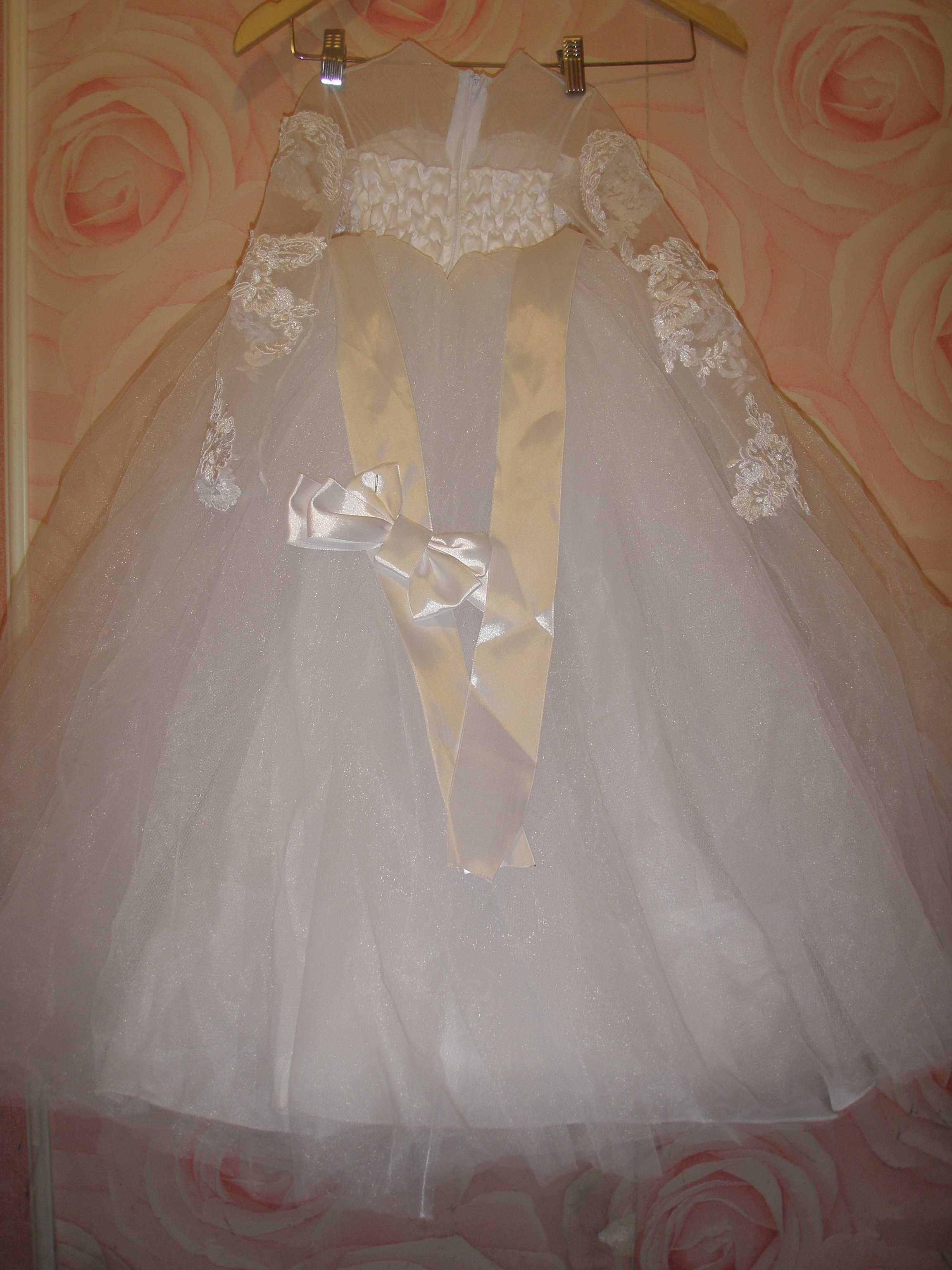 Праздничное белоснежное платье на 120 - 125 см на 4-6 лет