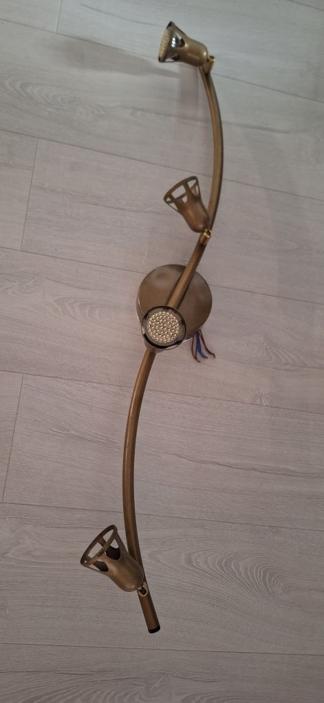 Lampa z regulowanymi oprawkami