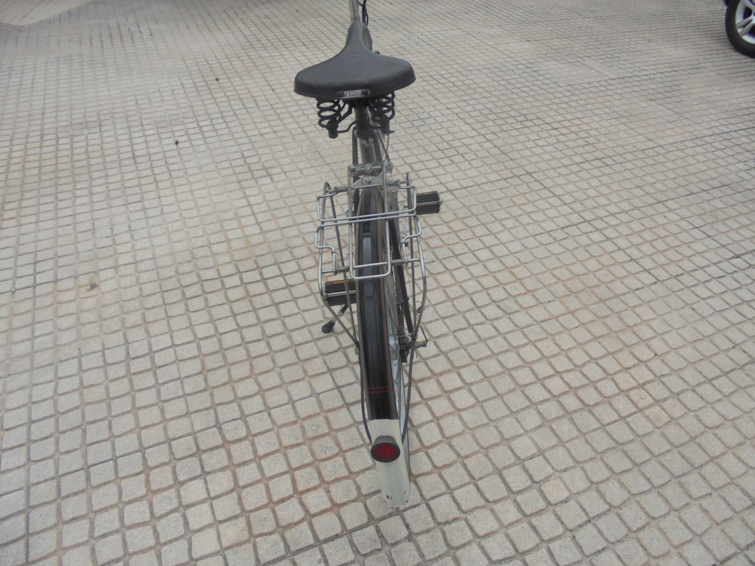 Bicicleta pasteleira com travão de alavanca