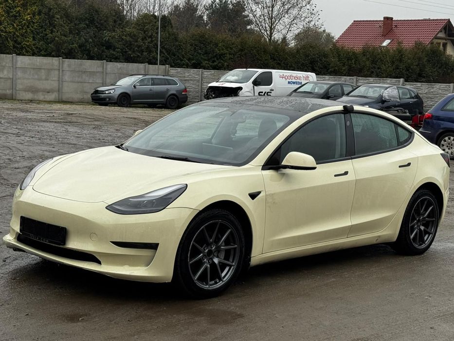 Tesla Model 3 2022 z Niemiec jeździ