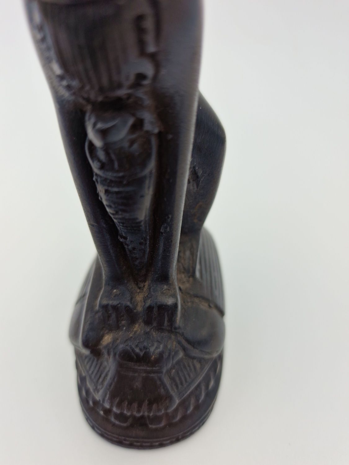 Figurka Egipt "Bastet" kot siedzący na Skarabeuszu