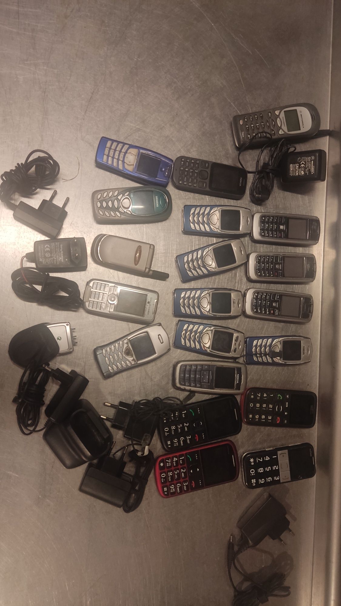 Zabytkowe stare telefony