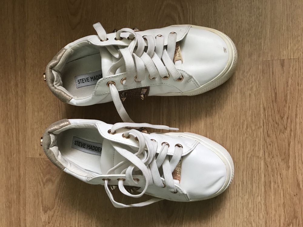 Białe buty sneakersy z ćwiekami Steve Madden