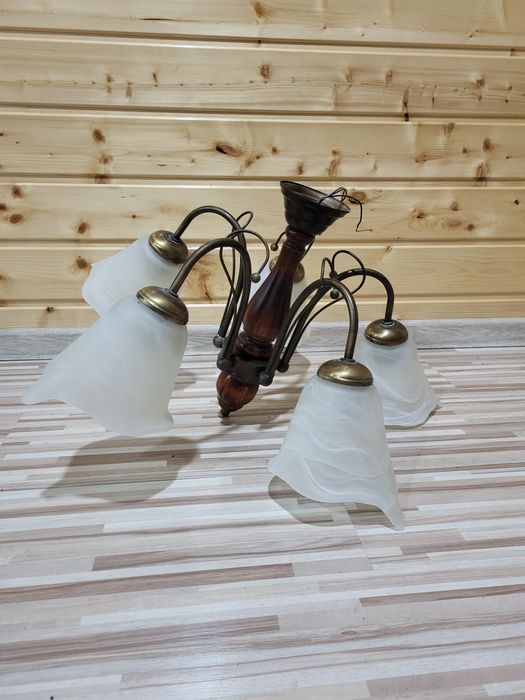 Żyrandol z białymi kloszami