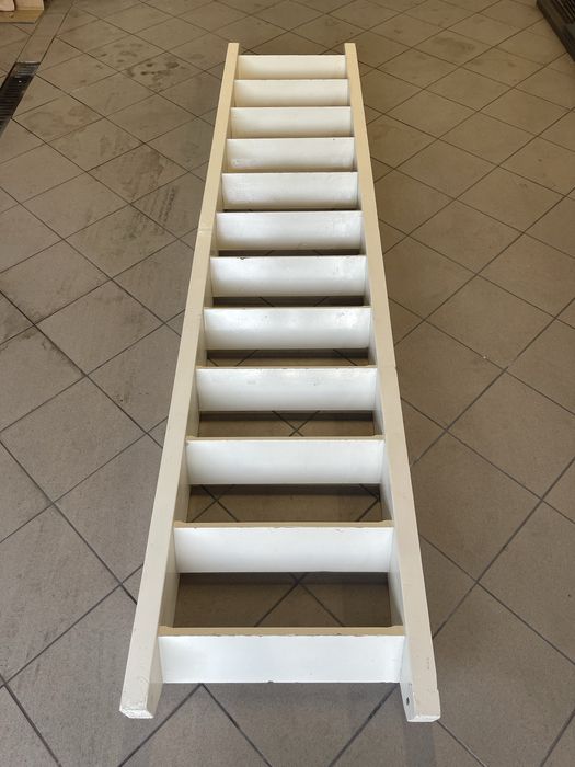 Masywne solidne stabilne schody drewniane