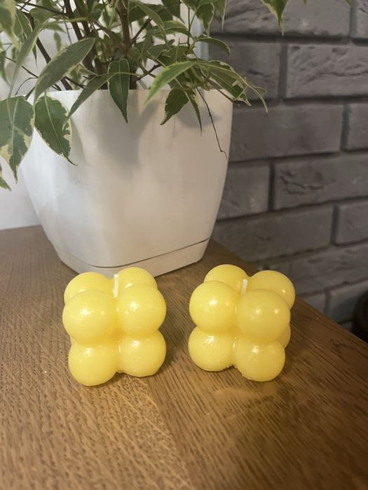 Dwie zółte swieczki ozdobne