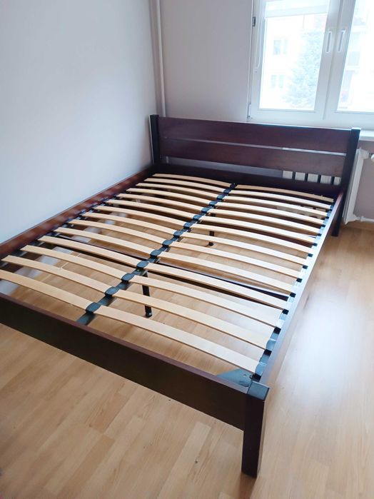 Drewniane łóżko ze stelażem