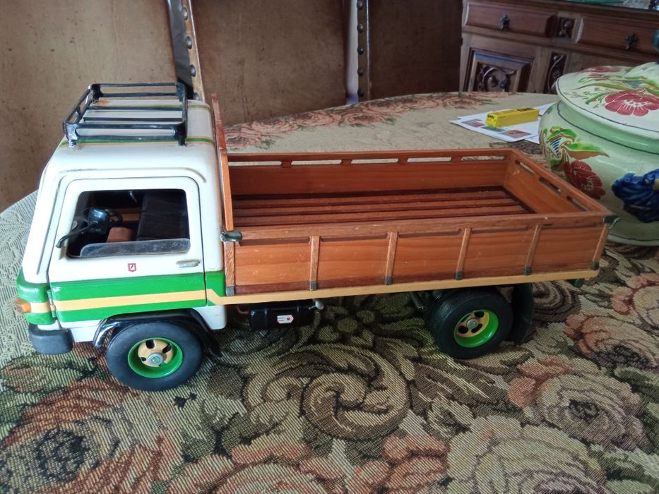 Camioneta em madeira feita á mão