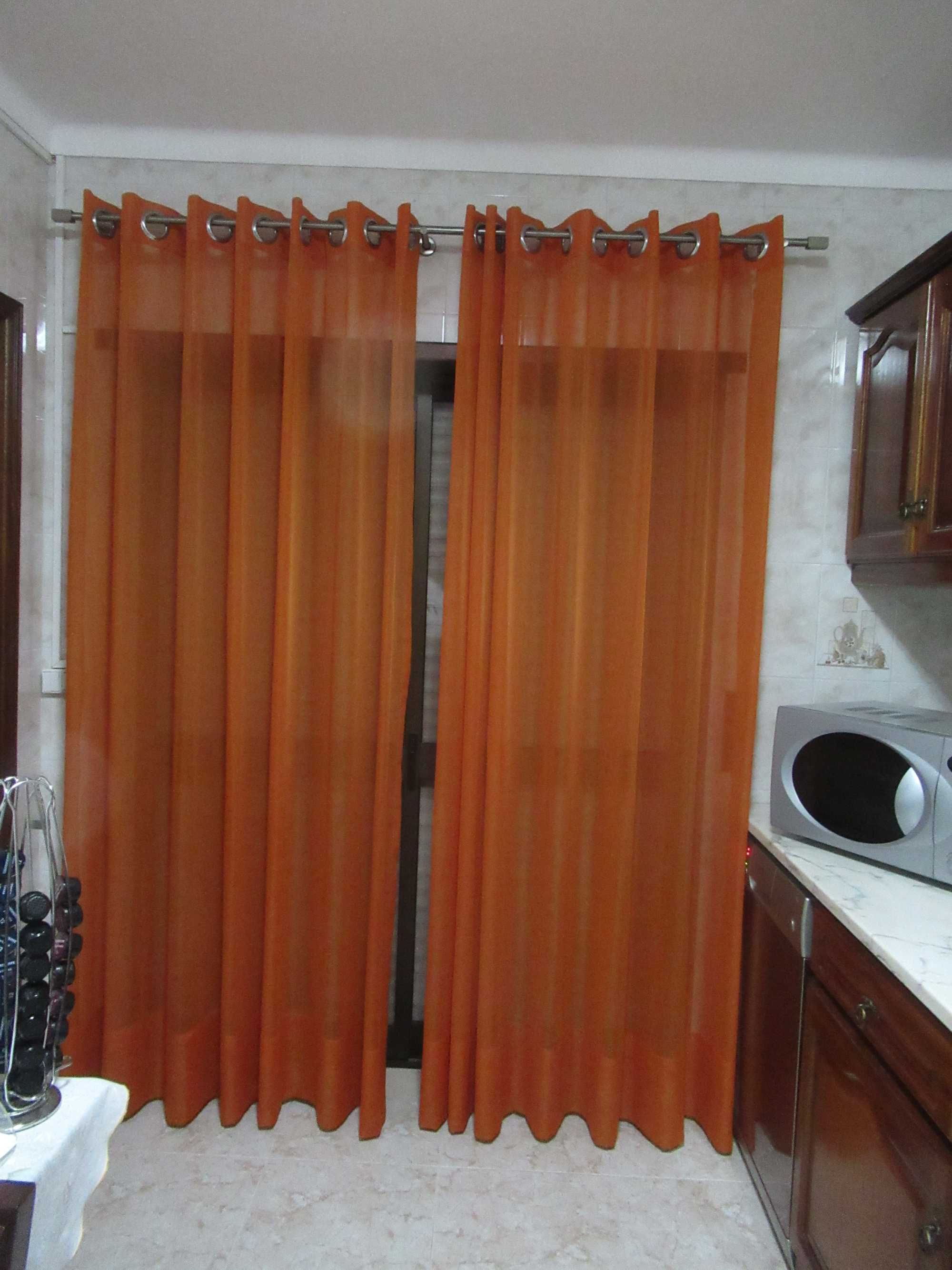 cortinado laranja com varão