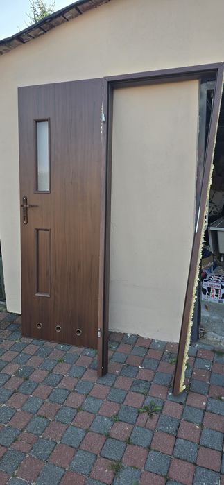 Drzwi wewnętrzne prawe 1 sztuka z futrynami i klamkami