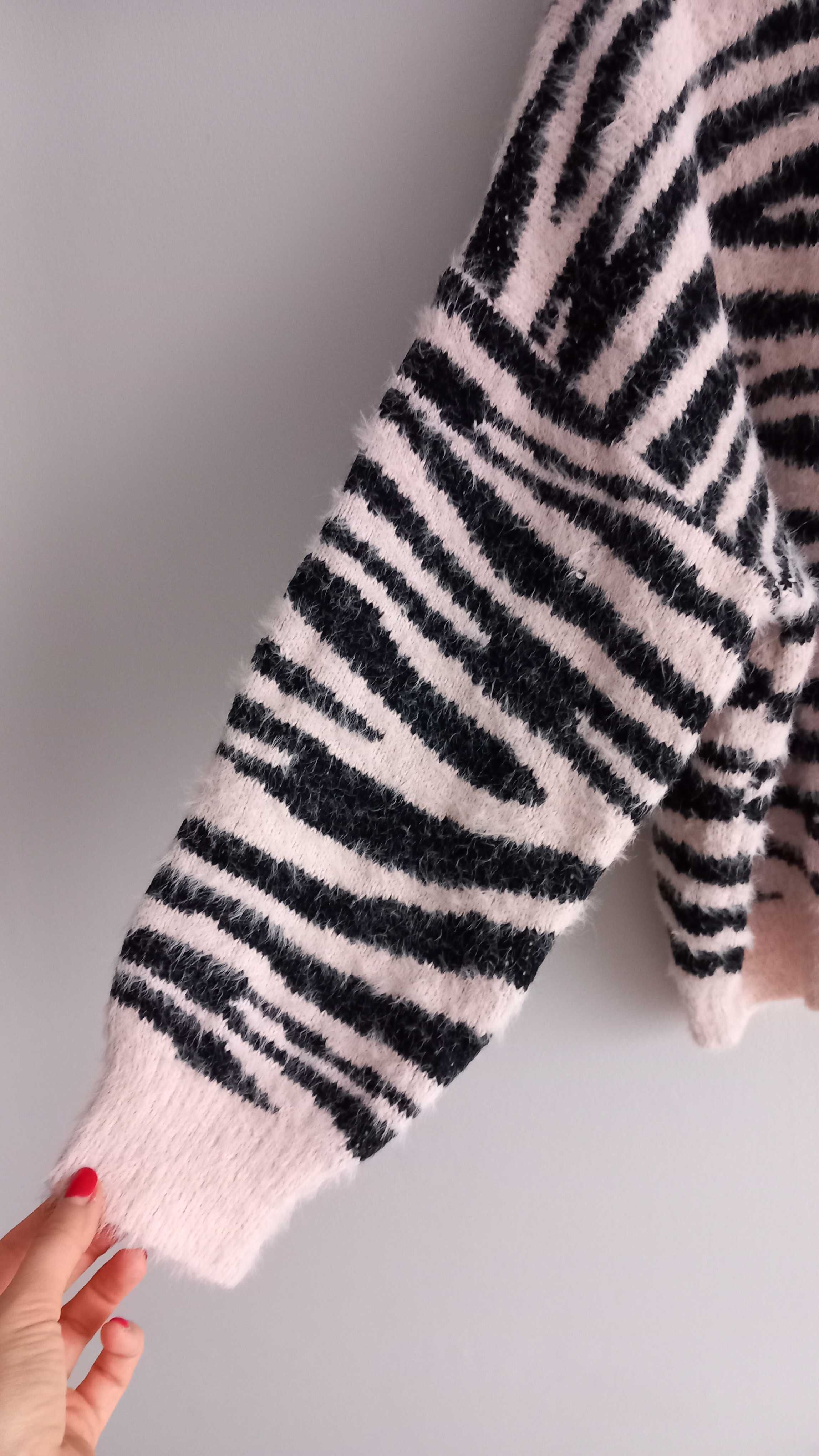 Sweter w zwierzęce wzory z szerokimi rękawami z dodatkiem wełny