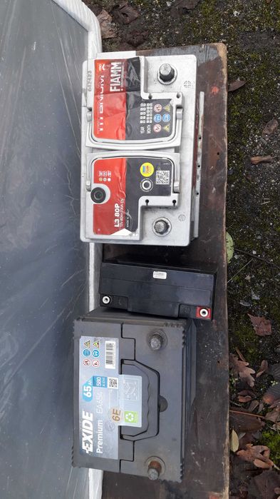 Akumulator samochodowy 12 V 80 Ah.