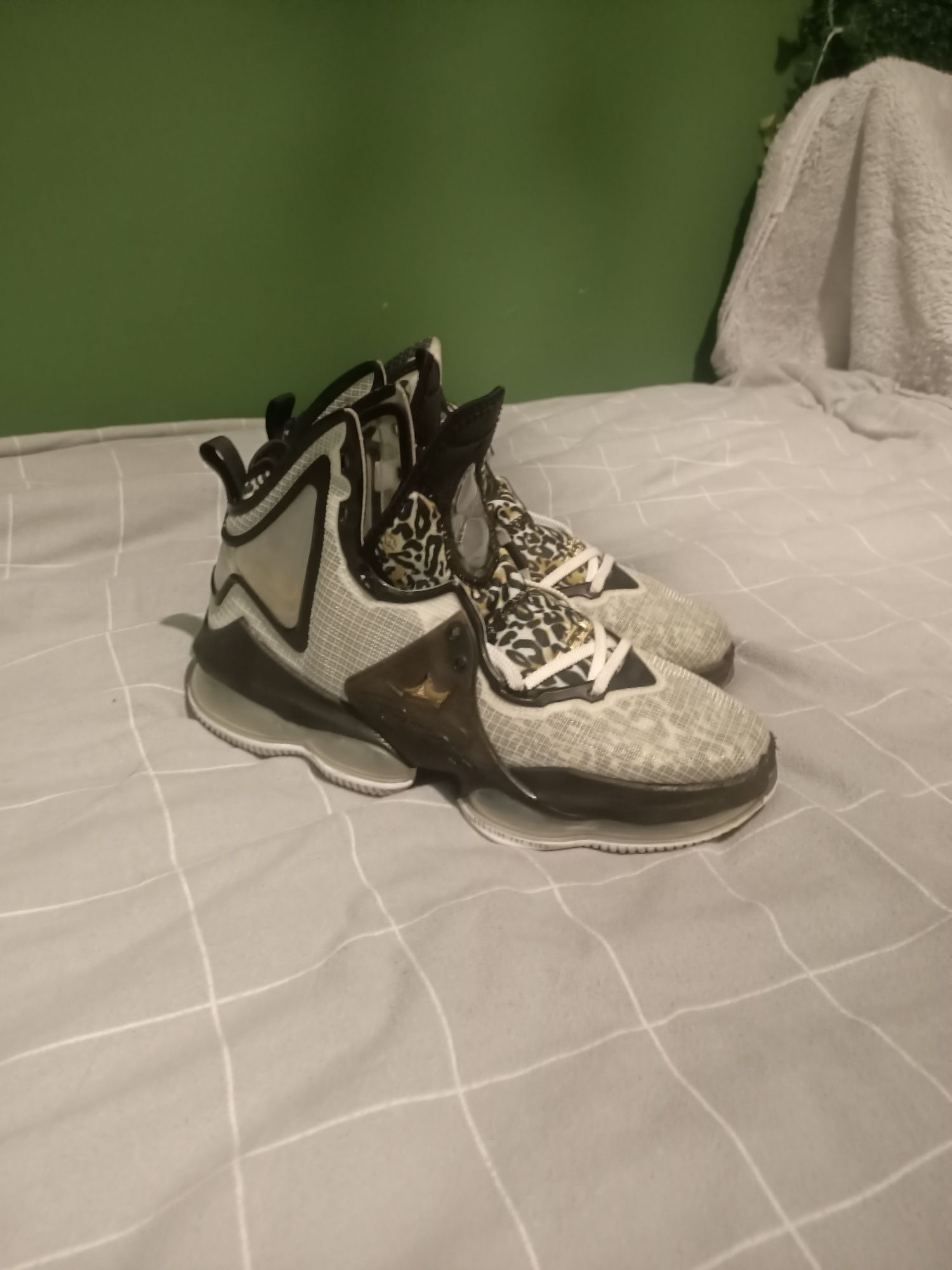 Buty do koszykówki Nike Lebron XIX Royality Metallic Gold