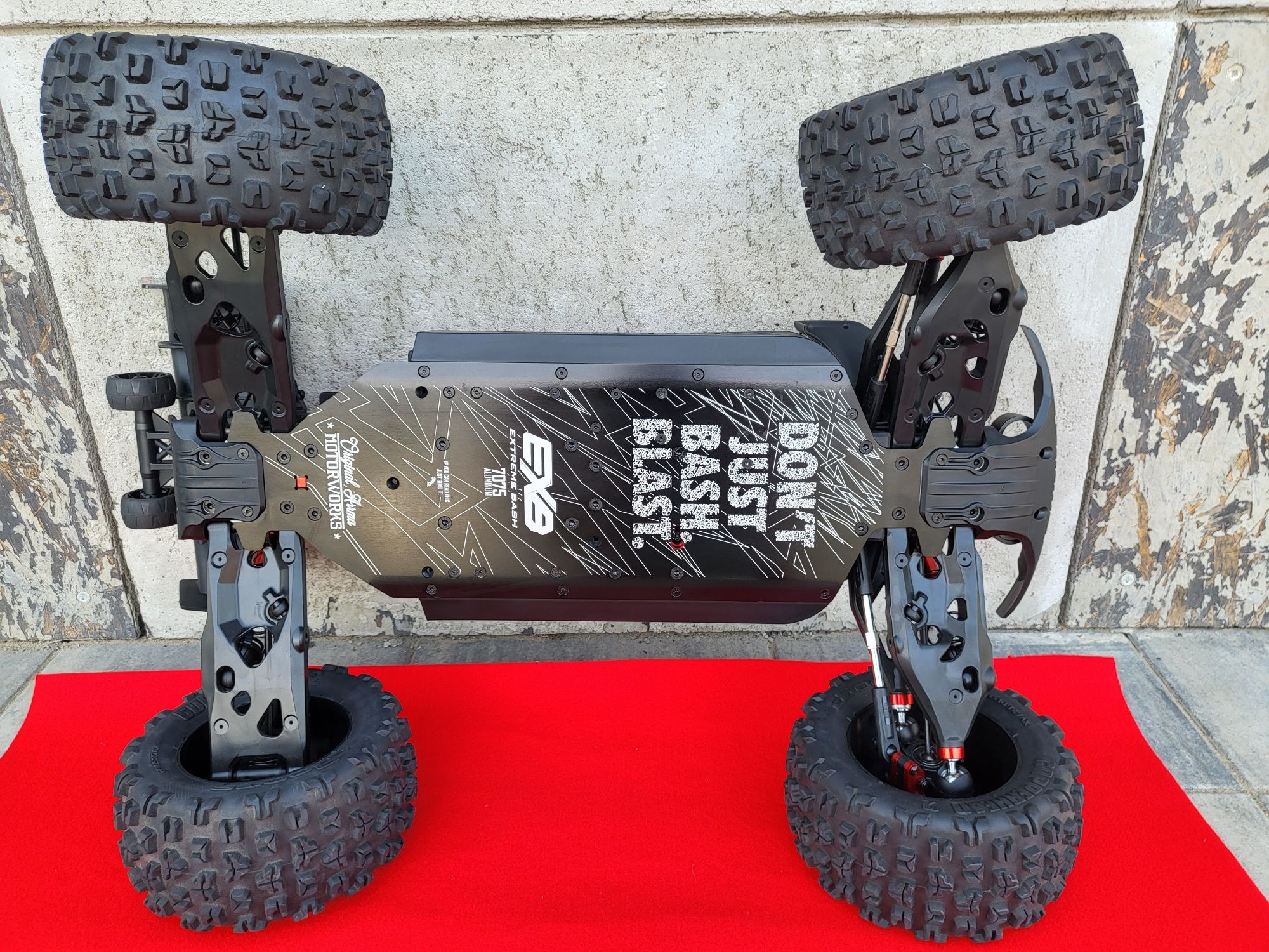 Arrma Kraton 1:5 EXB 8s HOBBYWING MAX 5 , Savox gens ACE 8000 MAX 10