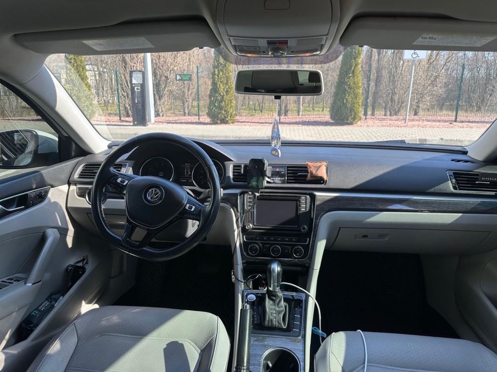 VOLKSWAGEN PASSAT SE 2018 рік 2.0 бензин