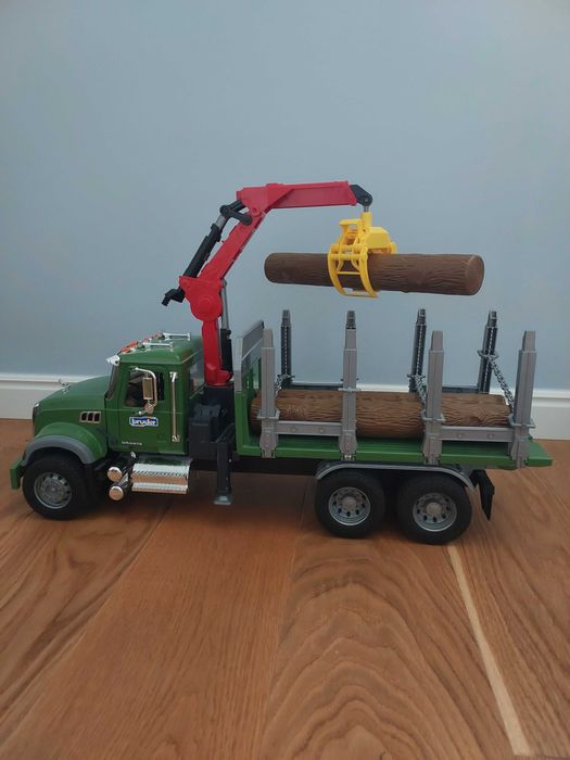 Bruder 02824 - ciężarówka MACK do przewozu drewna