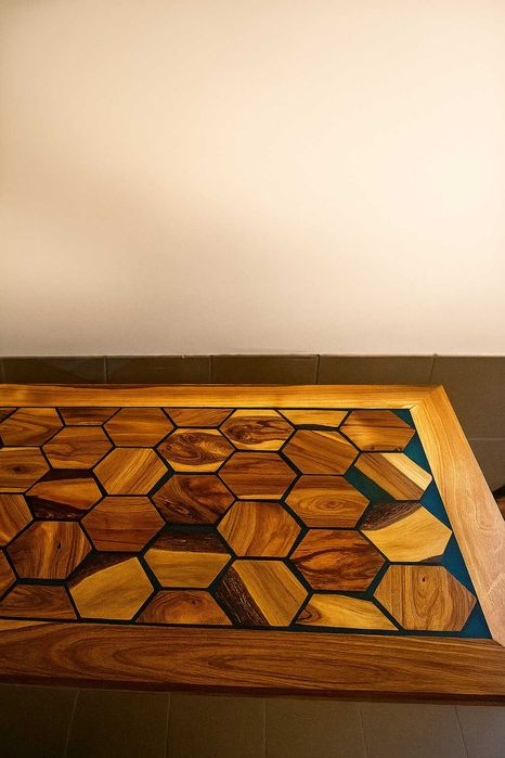 Stół z litego orzecha i żywicy epoksydowej – unikatowy ręczny wyrób