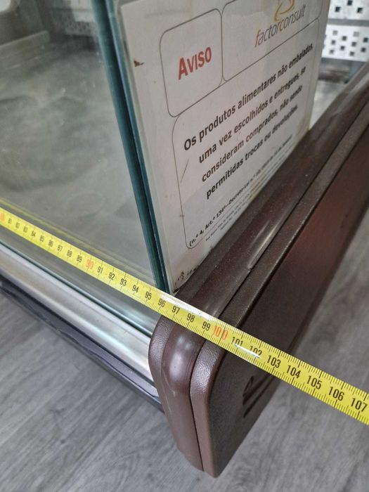 Vitrine expositora com frio para café ou restaurante