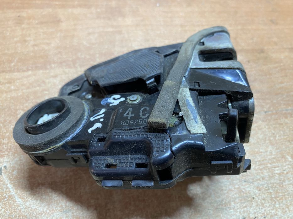 Toyota Avensis T27, Camry 40 задній правий дверний замок для Тойота.