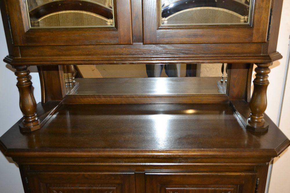 kredens stylowy . kryształy . dąb