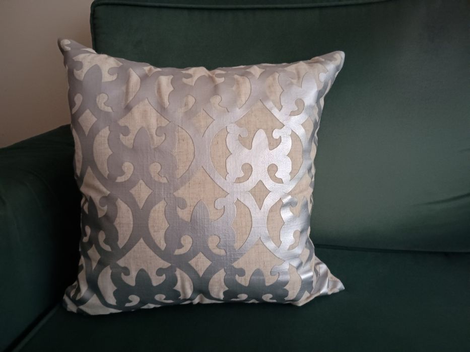 Almofada Tecido Alinhado c/ Aplicação Prata 45x45cm - Nova
