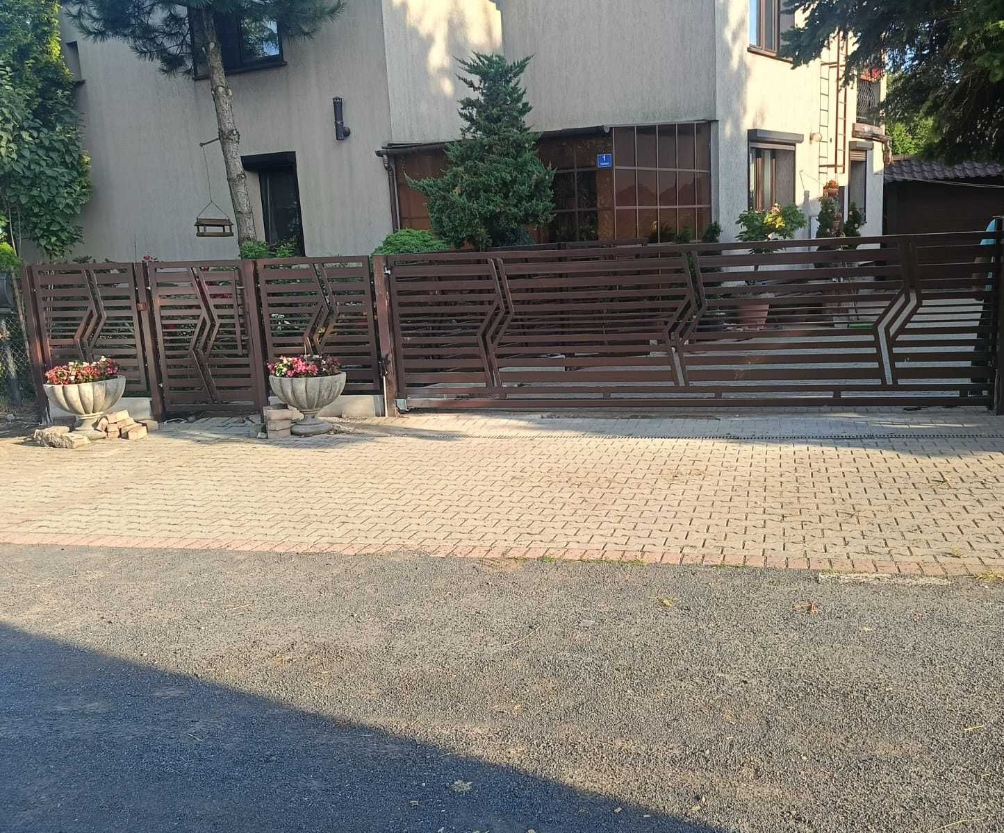 Płoty bramy balustrady