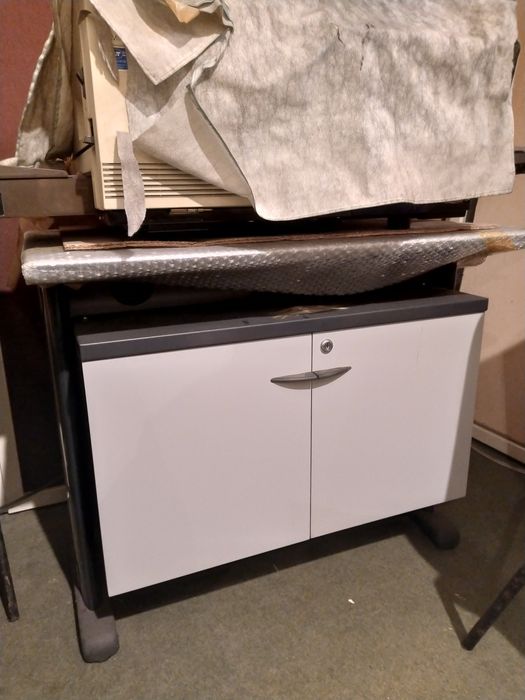 Móveis e artigos de decoração e escritório