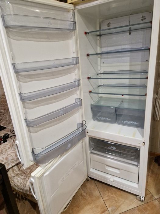 Холодильник б/у напівробочий. Можна на запчастини