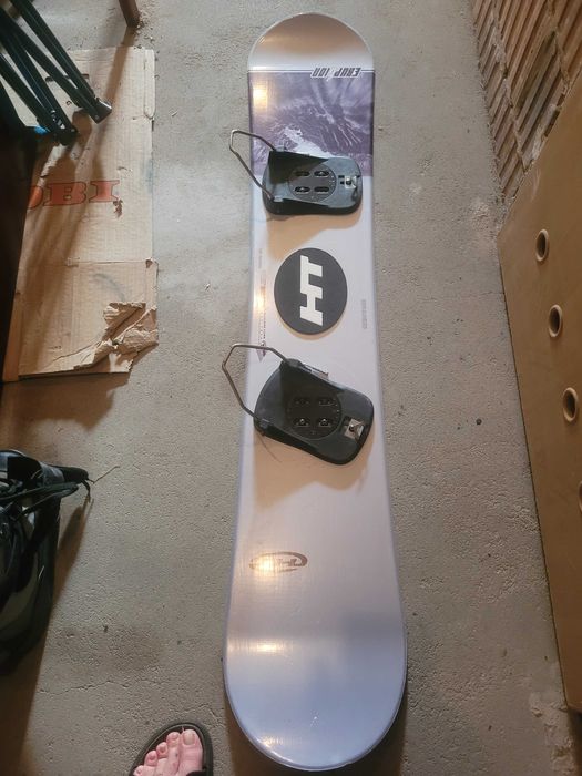 Deska snowboardowa zwiazaniami step-in i butami