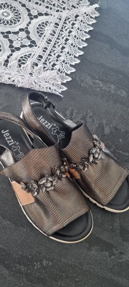 Sandalki 38 jezzi