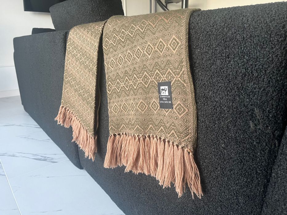Dwa koce Alpaka ręcznie robione w Peru