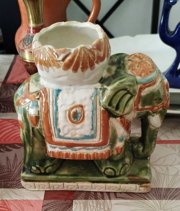 Elefante indo-português antigo em cerâmica