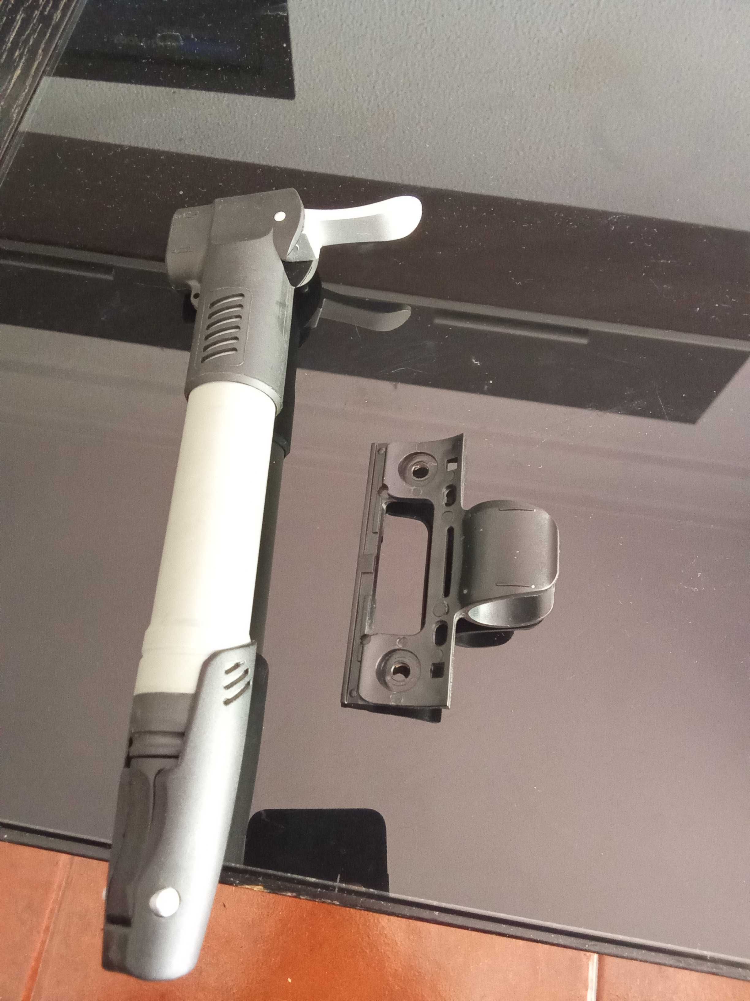 Vendo bomba de bicicleta com suporte em muito bom estado