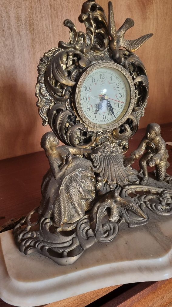 Relógio vintage com base de mármore