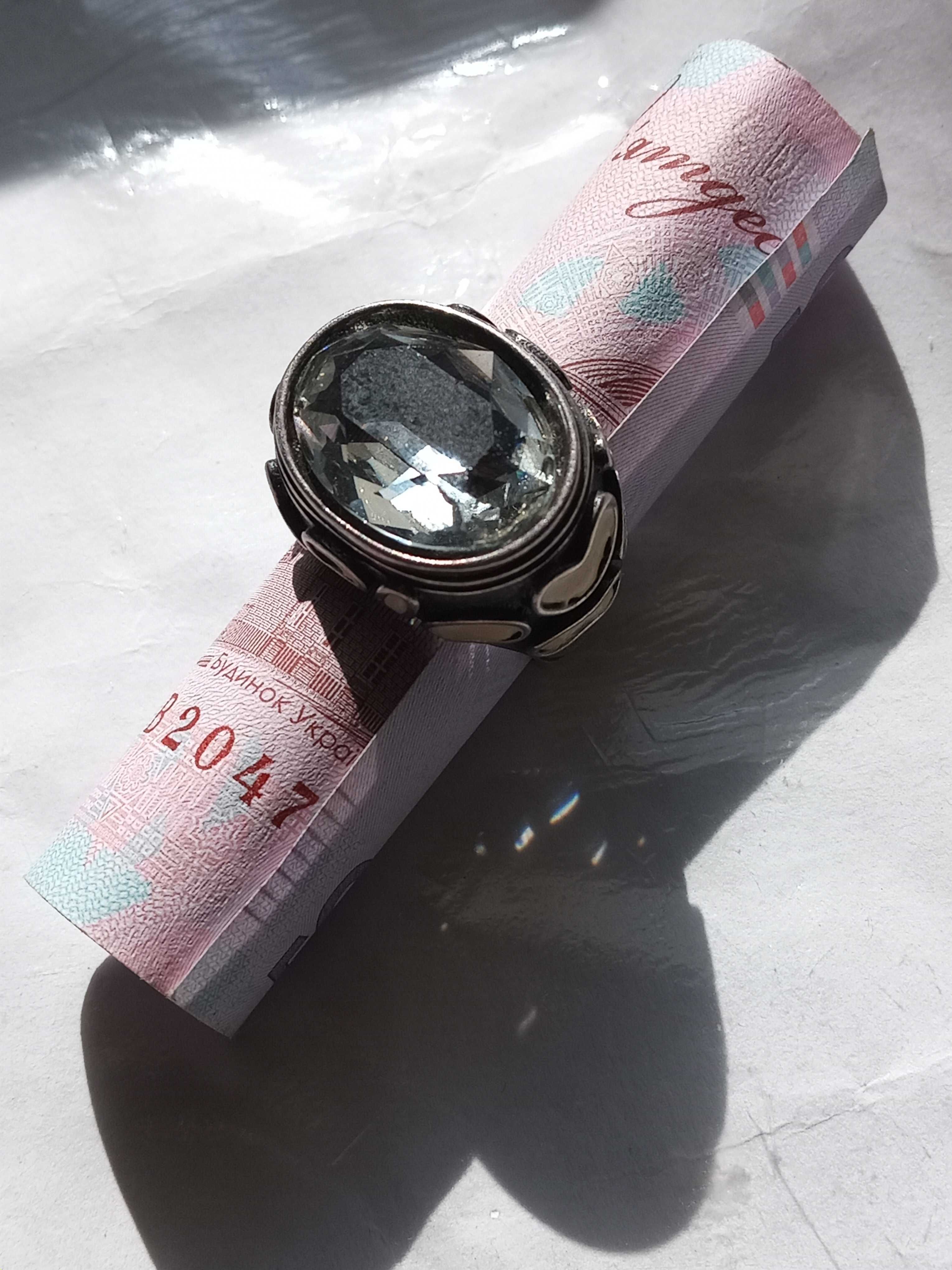 Серебряное кольцо 925 пробы с вставкой горного хрусталя, размер 17,5.