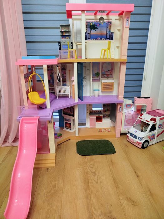 Zestaw Barbie DreamHouse + karetka + 10 lalek + mnóstwo akcesoriów