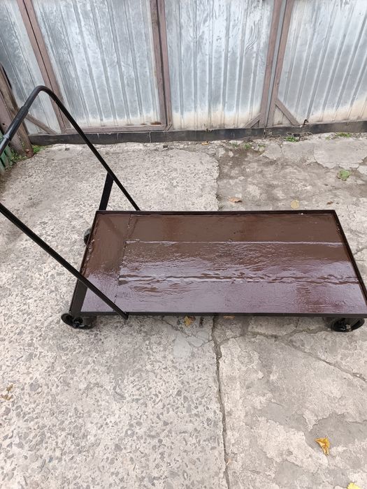 Продається тачка з двома поворотними колесами.