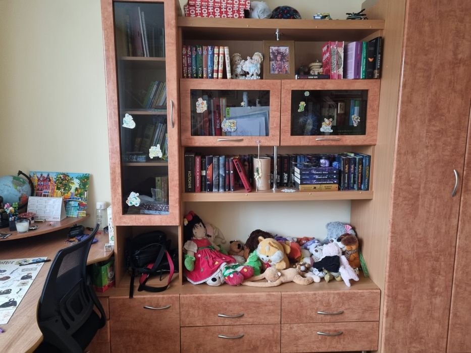 Меблі ,шафа ,стіл ,дзеркло