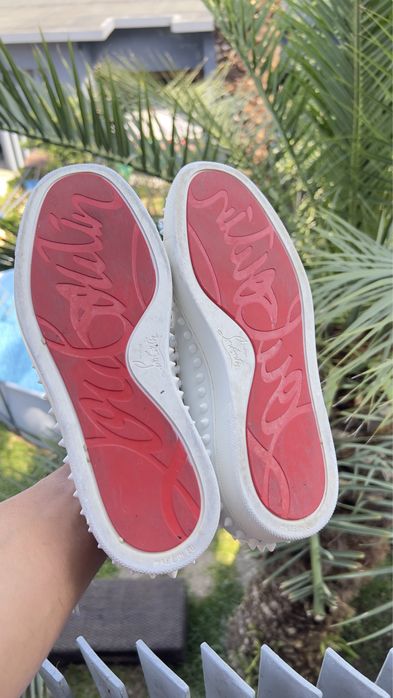 Sapatilhas Louboutin em pele brancas