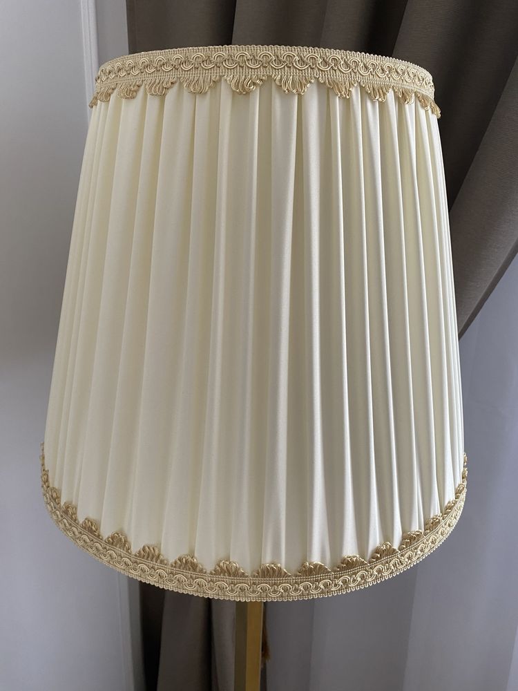 Piękny stylowy abażur do lampy stojącej Retro
