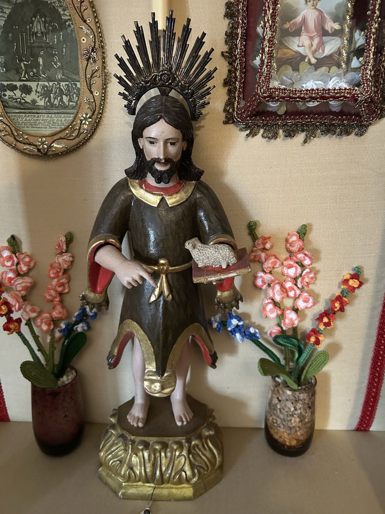 Oratorio recente, mas com imagem de São João do sec XII.