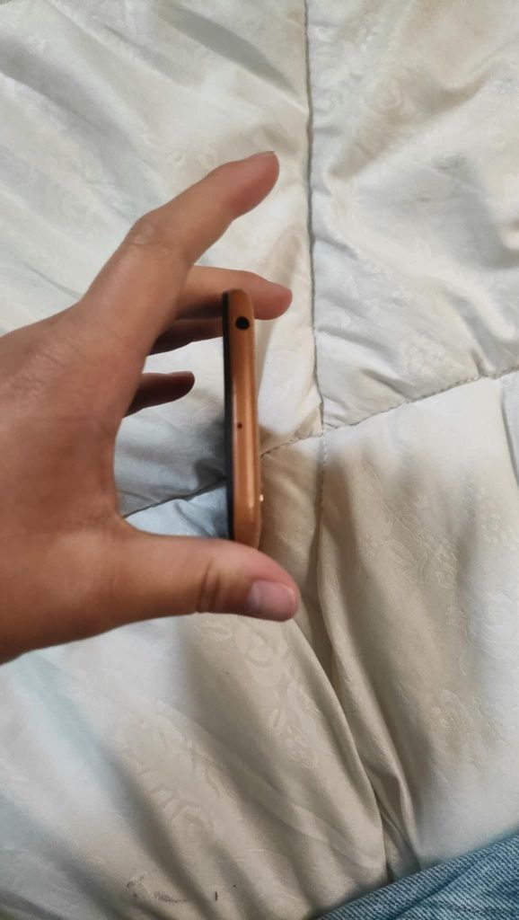 Huawei 13 mega pixel wejście mikro USB. W dobrym stanie używany raz:)