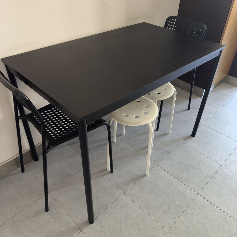 Mesa ikea + 2 cadeiras e 2 bancos