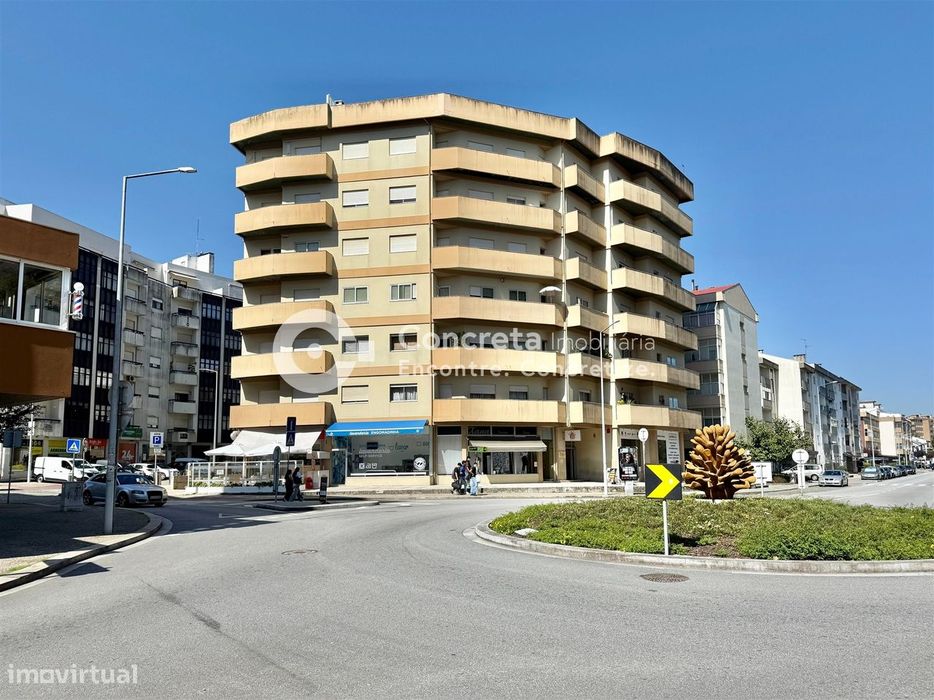 Apartamento T3 com lugar de garagem para arrendamento no centro de Bar