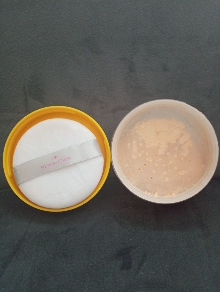 Sypki puder do twarzy od Revolution